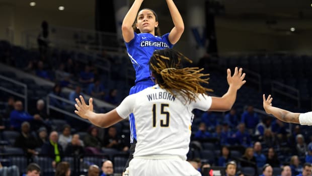 Jaylyn Agnew goes up for a shot against Amani Wilborn